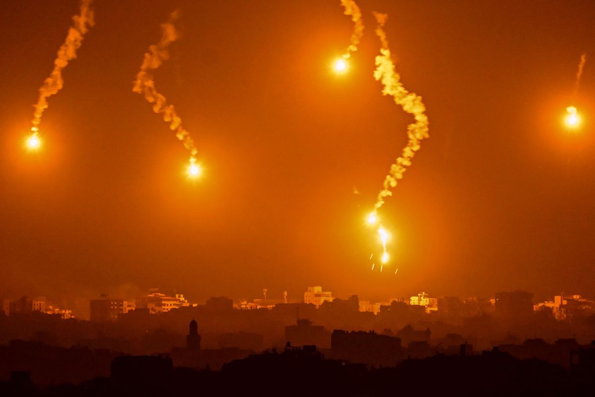 Nuevos bombardeos sobre Gaza en una imagen tomada desde Sderot. (Aris MESSINIS/AFP))