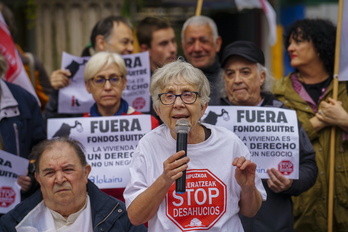 Miembros de Stop Desahucios, en una protesta en Donostia.