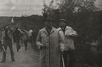 Elementos de la extrema derecha atacan con pistolas y porras a los carlistas en la explanada de Iratxe en los actos de Montejurra de 1976.