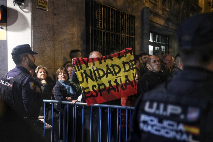 Protesta contra la amnistía a las puertas de la sede del PSOE, en la madrileña calle Ferraz. 