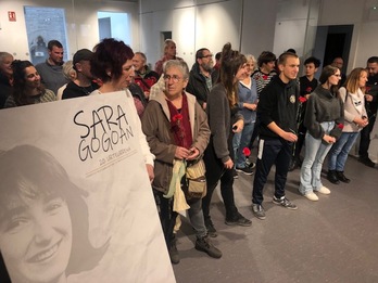 Personas portando claveles han recordado a Sara Fernández.