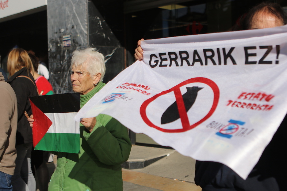 Banderas palestinas y mensajes contra los ataques en Bilbo.