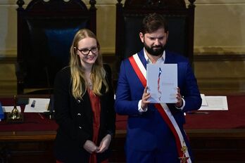 El presidente de Chile, Gabriel Boric, ha recibido la propuesta de Carta Magna de manos de la presidenta del Consejo Constitucional, la ultraderechista Beatriz Hevia. 