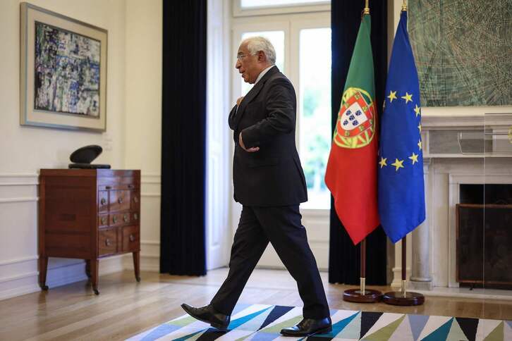 El hasta ahora primer ministro de Portugal, António Costa, tras su discurso a la nación desde la sede del Parlamento luso. 