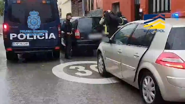 Imagen de la redada difundida por la Policía española. 