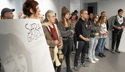 Personas portando claveles recordaron a Sara Fernández.