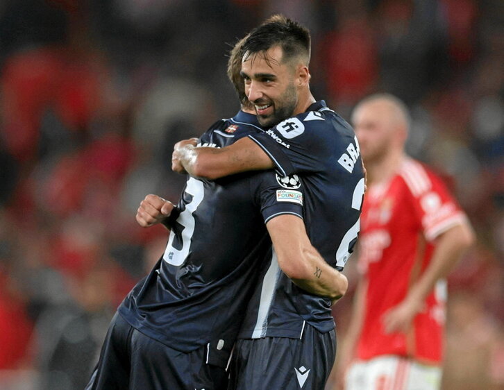 Brais, que se abraza a Aihen en Lisboa, ha marcado en los tres partidos de Champions.