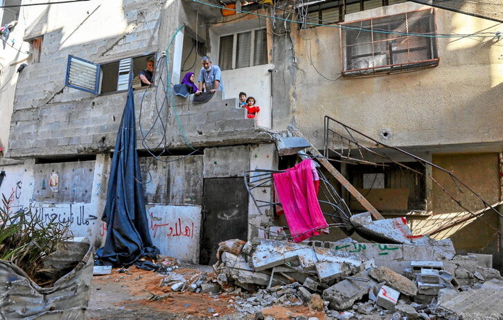 Palestinos observan los daños tras una incursión militar en Tulkarem, en Cisjordania.
