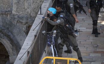 Agentes de la Policía Fronteriza israelí detienen a un ciclista en la Puerta de Damasco, uno de los accesos a la Ciudad Vieja de Jerusalén.