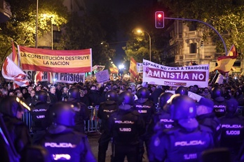 Imagen de la protesta, anoche, ante la sede del PSOE en Ferraz.