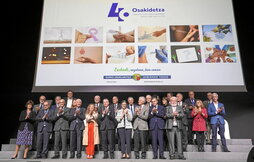 Antiguos consejeros y directores generales de Osakidetza participaron en el acto de ayer en Gasteiz.