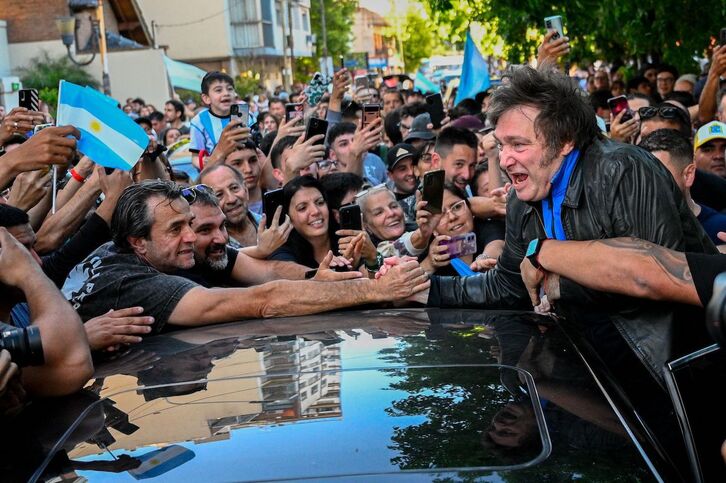 El candidato ultraderechista Javier Milei, entre sus seguidores en un acto de campaña.