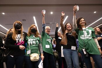 Defensoras del derecho al aborto celebran su victoria en el referéndum celebrado el martes en Ohio para que ese derecho sea incluido en la Constitución estatal.