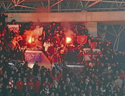 Los ultras del Benfica encendieron bengalas y las lanzaron a la grada local.