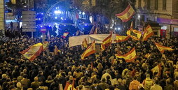 Concentración contra la amnistía y la investidura de Pedro Sánchez celebrada ayer frente a la sede del PSOE en Ferraz.