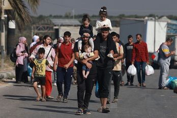 Familias enteras están teniendo que desplazarse a pie de norte a sur de la franja.