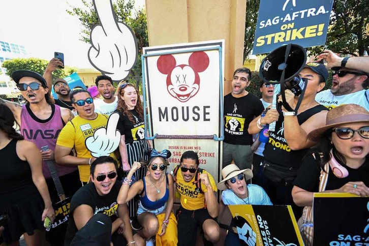Miembros del sindicato de actores festejan el fin de la huelga, a la entrada de los estudios Disney.