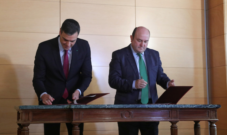 Pedro Sánchez y Andoni Ortuzar firman el anterior acuerdo de investidura en 2019.