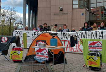 Protesta antidesahucios ante el palacio de justicia de Barakaldo.