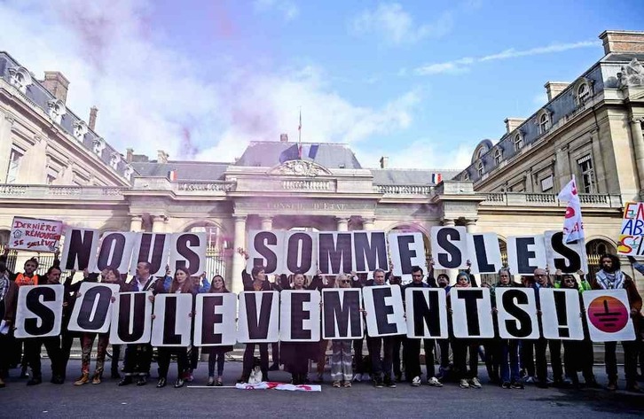Concentración de apoyo a Soulèvements de la Terre a las puertas de la sede parisina del Consejo de Estado.