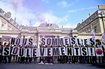 Concentración de apoyo a Soulèvements de la Terre a las puertas de la sede parisina del Consejo de Estado.