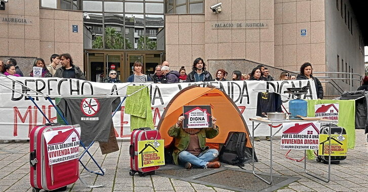 Concentración ante el Palacio de Justicia de Barakaldo.