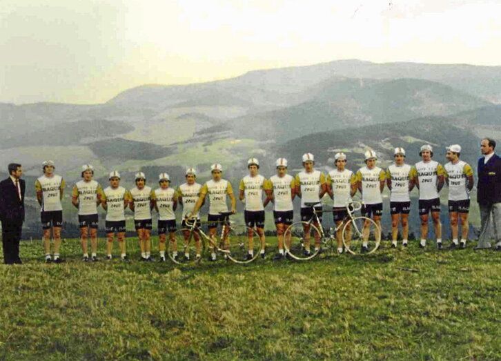 La última plantilla del Baqué, con Javier García en el centro de la fila inferior, y la otra histórica de 1981, de la que once de sus quince ciclistas pasaron a profesionales, con Julián Gorospe sexto por la derecha.