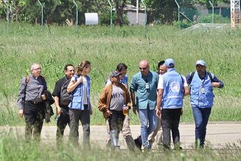 Luis Manuel Díaz, con camiseta gris y chaqueta color mostaza, a su llegada al aeropuerto.