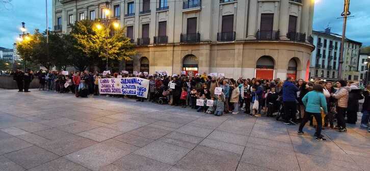 Concentración ante el Palacio de Nafarroa, en Iruñea.