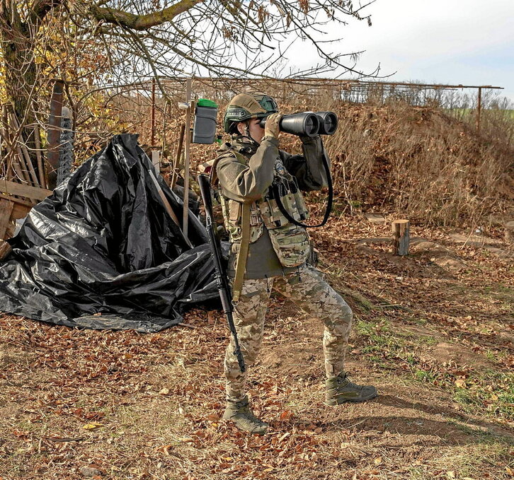 Un militar ucraniano vigila desde una posición en las afueras de Jerson.