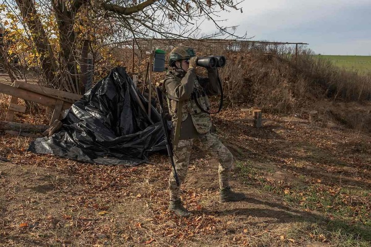  Un militar ucraniano vigila desde una posición en las afueras de Jerson.
