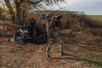  Un militar ucraniano vigila desde una posición en las afueras de Jerson.