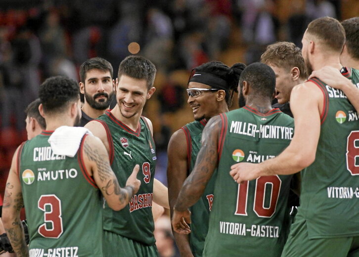 Corro de celebración del Baskonia, con Codi Miller-McIntyre en el centro.