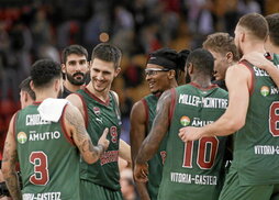 Corro de celebración del Baskonia, con Codi Miller-McIntyre en el centro.