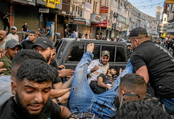 Palestinos intentan socorrer a dos heridos por los disparos israelíes en Jenin.