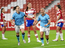 Nahikari y Azkona celebran el primer gol, obra de la delantera urnietarra.