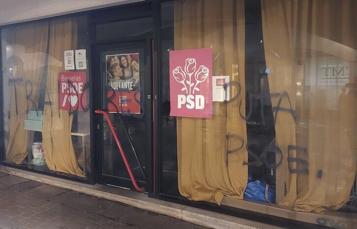 Pintadas en la sede del PSOE en Bruselas.