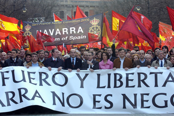 Manifestación convocada en 2007 por la derecha en Iruñea contra el diálogo de Zapatero con ETA porque «vendía a Navarra» 