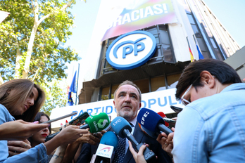 Javier Esparza realiza declaraciones ante la sede del PP en Madrid en septiembre, cuando garantizó el apoyo de UPN a la investidura de Alberto Núñez Feijóo.
