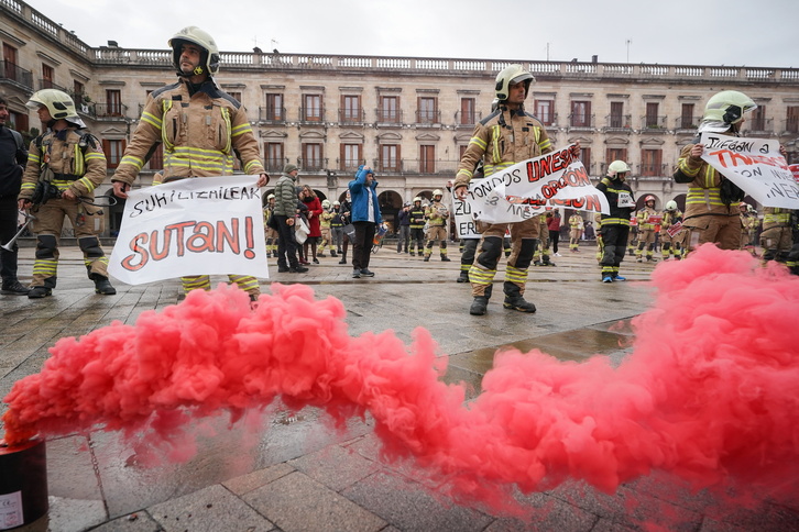 Vistosa denuncia de los bomberos, este viernes ante el Ayuntamiento de Gasteiz.