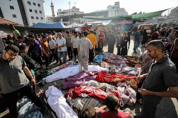 Los cuerpos de las víctimas que han muerto en el bombardeo israelí yacen fuera del hospital Al Shifa de la ciudad de Gaza