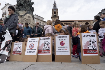 Concentración en Gasteiz de las familias de Ikasbidea Ikastola pidiendo una solución a Lakua.