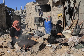 Bi emakume shrak palstinar ogi tradizionala prestatzen, Rafah hirian.