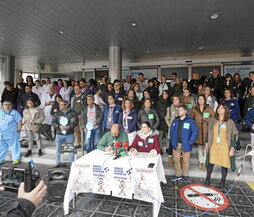 Concentración y rueda de prensa celebrada ayer en la entrada de Txagorritxu.