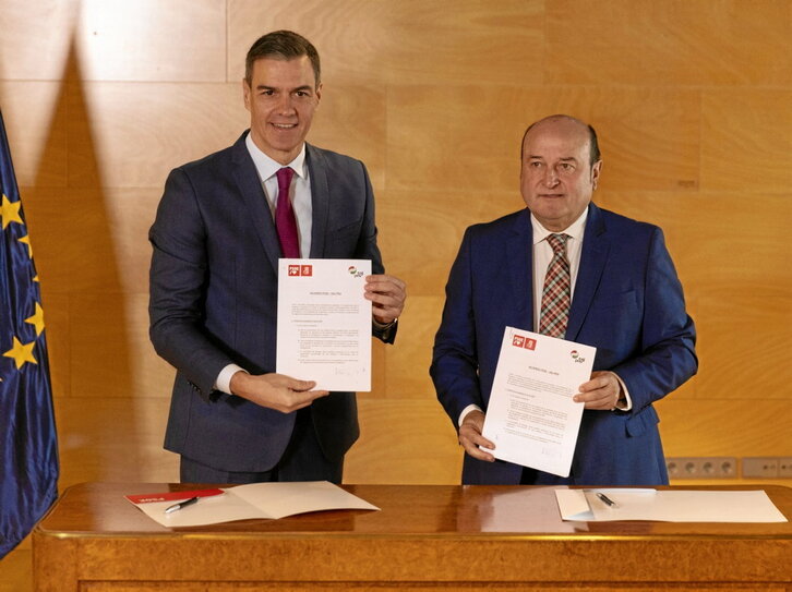 Pedro Sánchez y Andoni Ortuzar muestran el acuerdo suscrito.