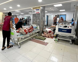 Pacientes y desplazados, ayer en el interior del hospital Al-Shifa.