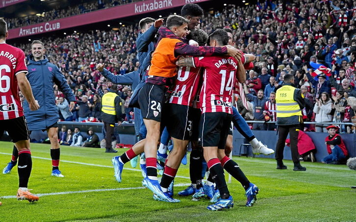 Euforia rojiblanca después de que Berenguer anotase el 4-3 definitivo.