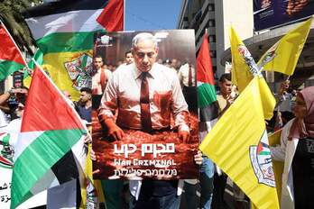 Una imagen de Netanyahu cubierto de sangre y banderas palestinas y de Al-Fatah, en una manifestación en Nablus.