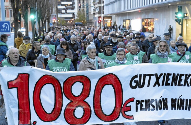 Manifestación en Iruñea para reclamar una pensión mínima de 1.080 euros.