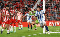 Zubimendi sentenció el partido con el tercer gol en una jugada casi idéntica al primero, lo que irritó al portero local Maximiano.